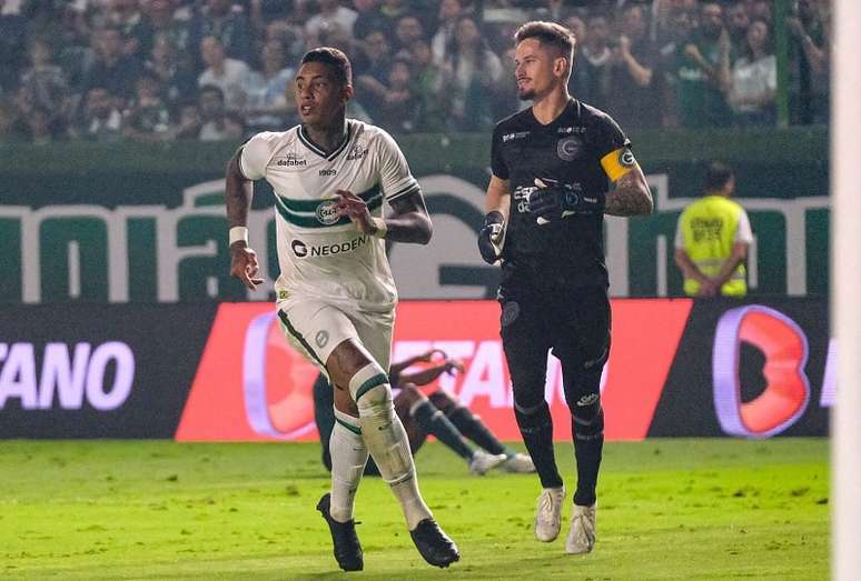 Coritiba Bate Goiás Com Golaço De Alef Manga E Consegue A Sua Primeira ...