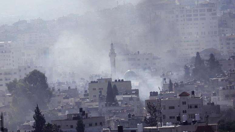 Fuma&ccedil;a sobre Jenin, resultado do mais pesado bombardeio da &aacute;rea em anos