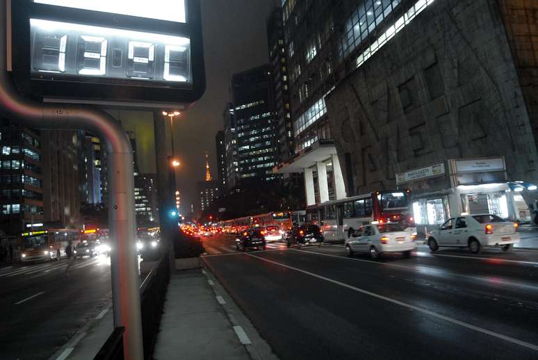 Termômetro registra baixa temperatura na avenida Paulista, região central de São Paulo.