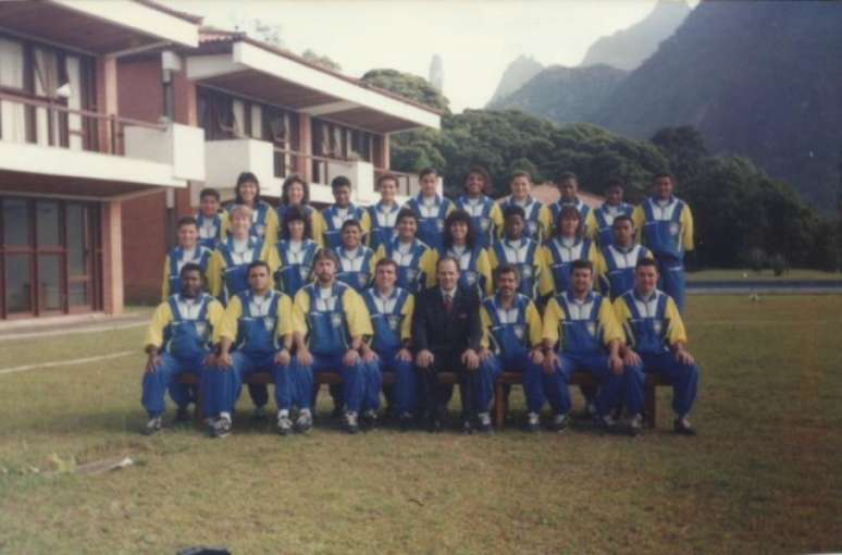 Seleção brasileira e comissão técnica em preparação para a Copa do Mundo de 1995 na Granja Comary. 