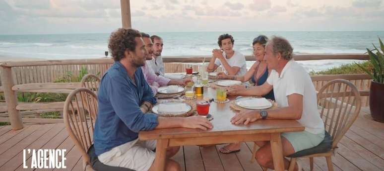 Cena do final da temporada de 'Imóveis de Luxo', com o clã de corretores reunidos em uma praia do Rio Grande do Norte