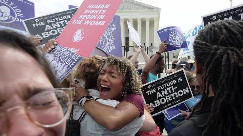 Ativistas da organização Estudantes pela Vida comemoram a revogação do caso Roe x Wade