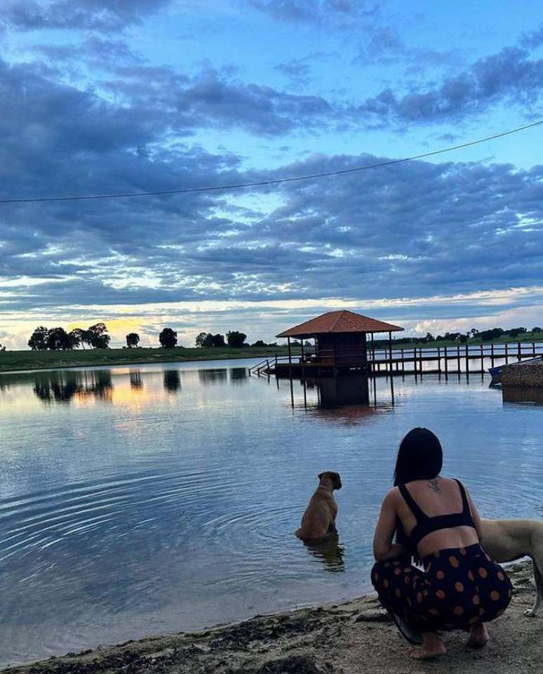 A influenciadora Graciele Lacerda, mulher de Zezé Di Camargo, curte vista da fazenda