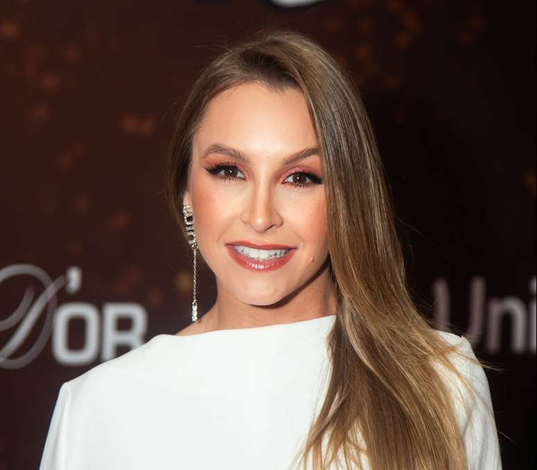 Carla Diaz Usa Branco Total Em Look Pra L De Moderno Vem Ver Carla Diaz Usa Branco Total Em Look Pra L De Moderno Vem Ver