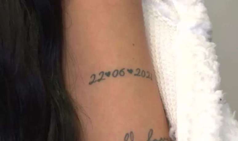 Na pele, ela tatuou a data do in&iacute;cio do relacionamento &ndash;