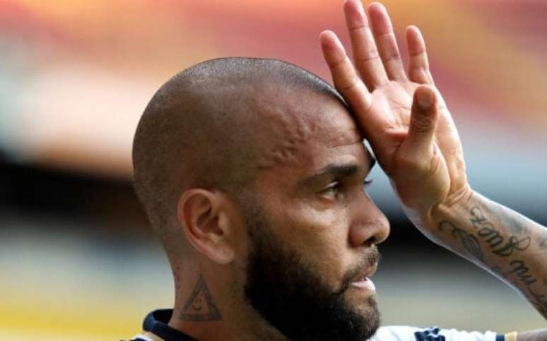 "Não aconteceu nada que nós não queríamos. Sempre a tratei com muito respeito", disse Daniel Alves sobre vítima que o acusa de estupro