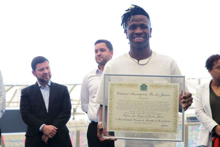 Jogador Vini Jr. é homenageado durante sanção de lei que leva o seu nome, em evento no Maracanã