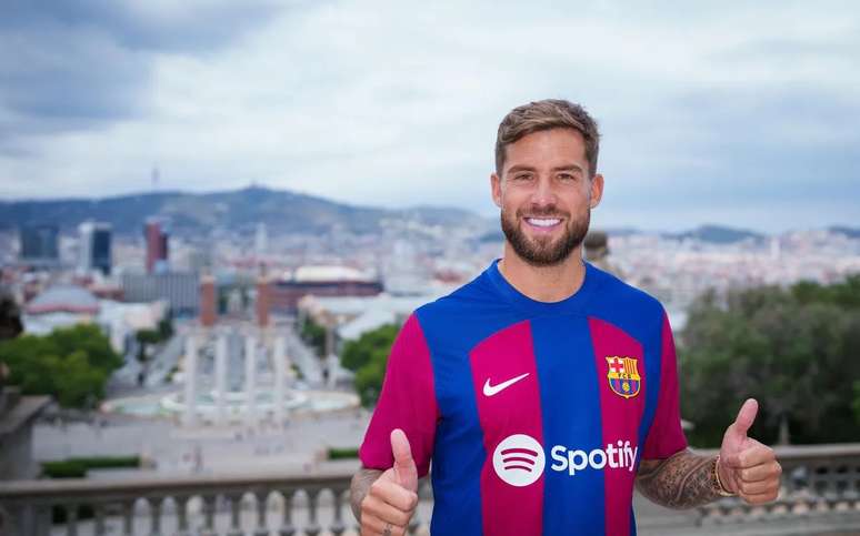 Barcelona Anuncia Contrata O Do Zagueiro I Igo Mart Nez