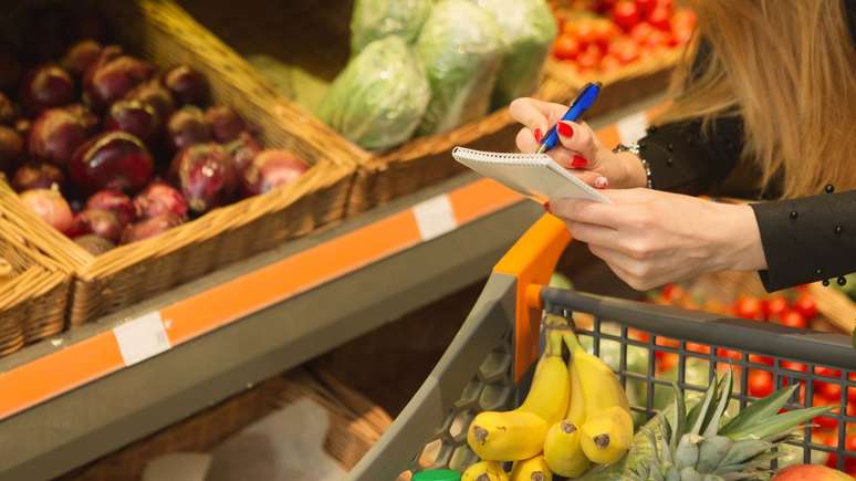 Veja como fazer uma lista de compras com alimentos saudáveis -