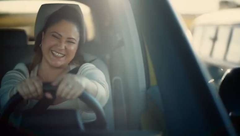 Maria Rita aprovou o uso da imagem da mãe e canta ao volante da Kombi elétrica