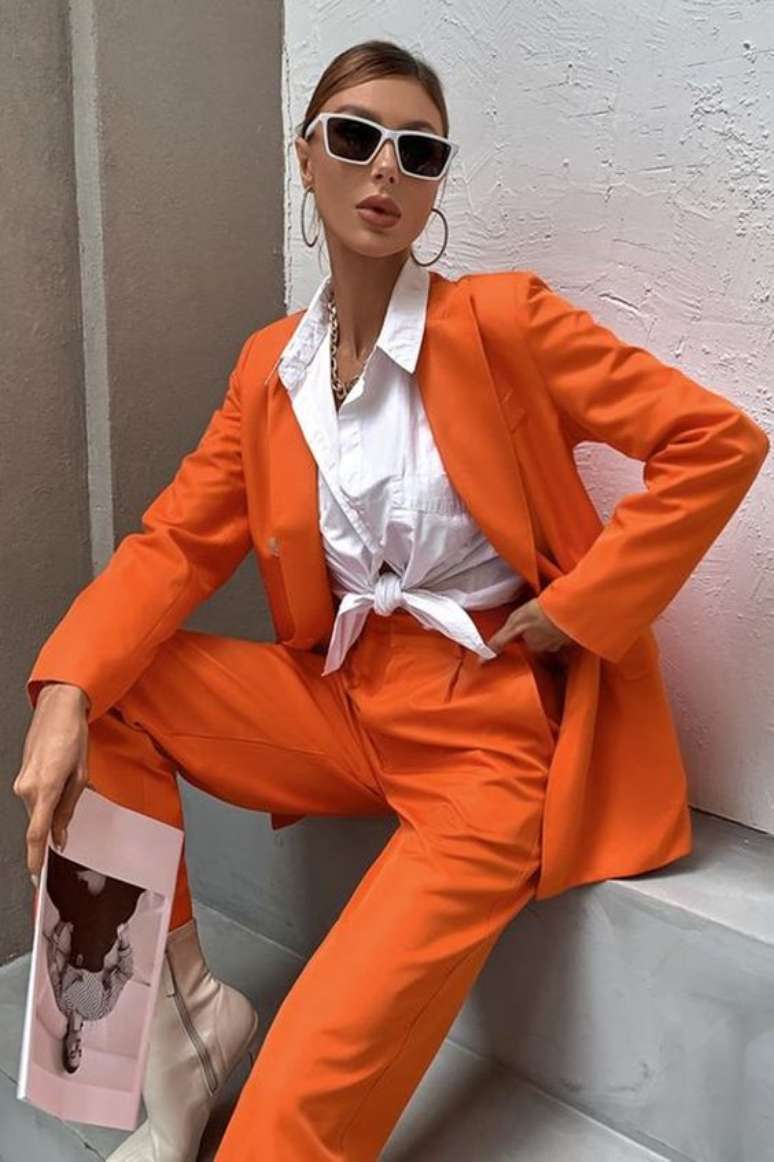 Modelo com terno e calça na cor Red Orange