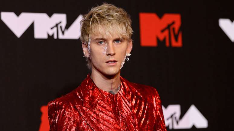 Machine Gun Kelly dá soco na cara de fã: "Realizando sonhos"