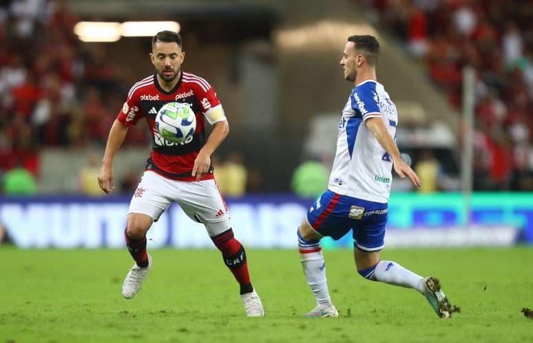 Everton Ribeiro em ação contra o Fortaleza 