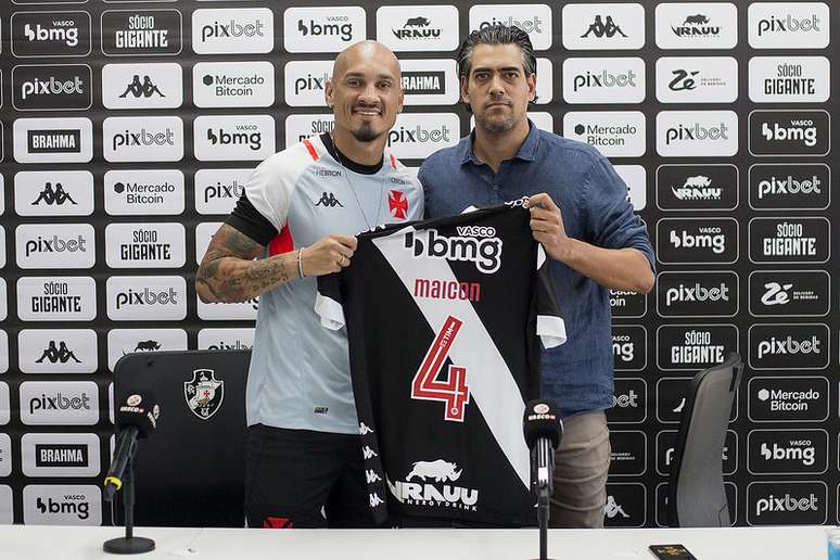 Maicon exibe a camisa 4 ao lado do diretor Paulo Bracks –