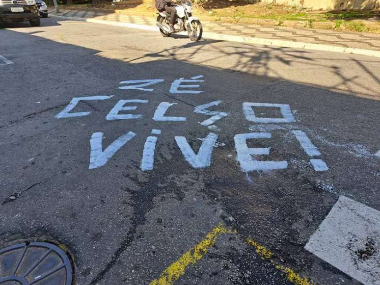 Por volta do 12h30, um homem chamado Gabriel parou em frente ao teatro pintou a rua com a frase 'Zé Celso Vive'.