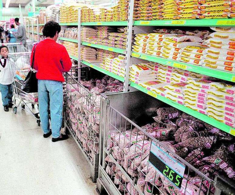 Associação Brasileira de Supermercados (Abras) elaborou uma lista com produtos que a entidade acredita que deveriam compor a cesta básica nacional