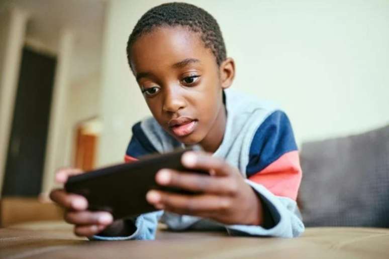 OMS alerta para o uso de dispositivos eletrônicos em excesso por parte das crianças