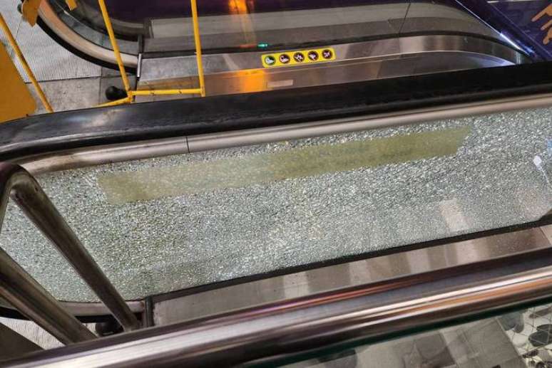 Vidro de escada rolante sofreu avaria na Linha 4 do metr&ocirc; ap&oacute;s confus&atilde;o entre torcedores.