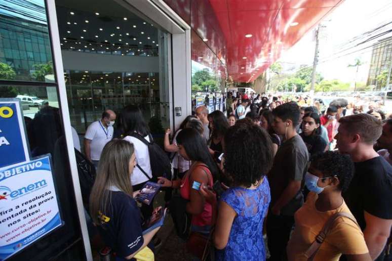 Candidatos chegam para fazer o Enem em São Paulo