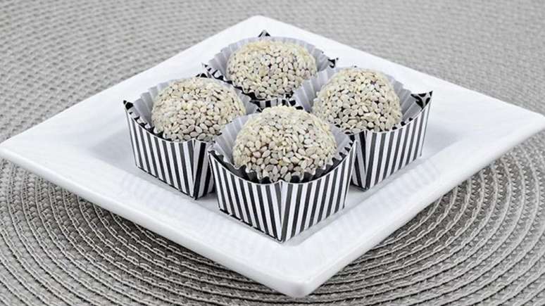 Brigadeiro de rum com gergelim branco