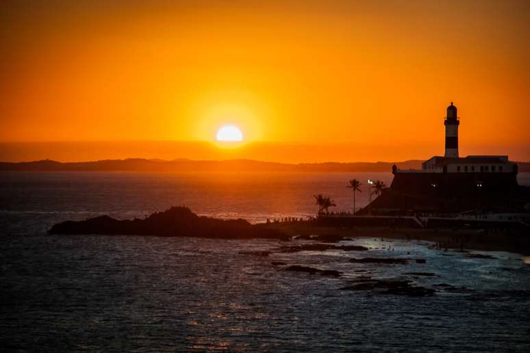 P&ocirc;r do sol no Farol da Barra 