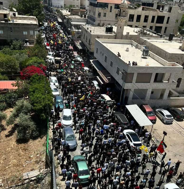 Milhares compareceram aos funerais dos 12 palestinos mortos durante a opera&ccedil;&atilde;o israelense