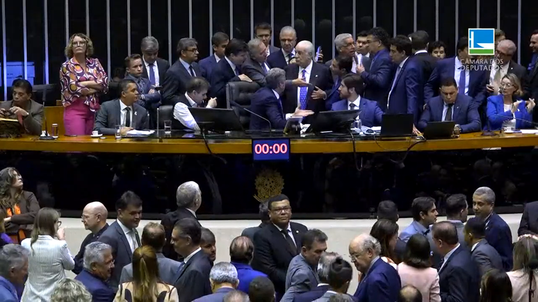 Por se tratar de uma PEC, a proposta precisava ser aprovada em dois turnos com, no mínimo, 308 votos