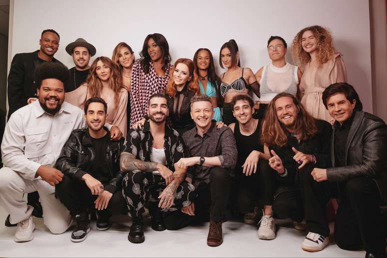 Sandy e artistas que fizeram parte do álbum: "Nós, Vós, Eles", seu mais recém trabalho da carreira. 