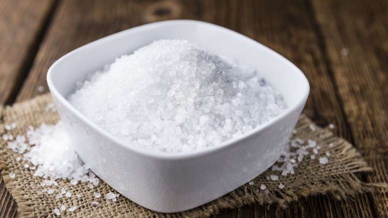 Entenda como preparar o banho de sal grosso -