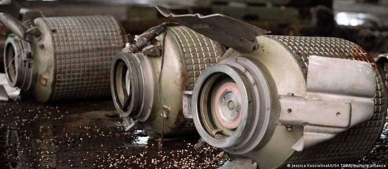 Bombas de fragmentação não detonadas em um depósito nos arredores de Kiev, na Ucrânia.