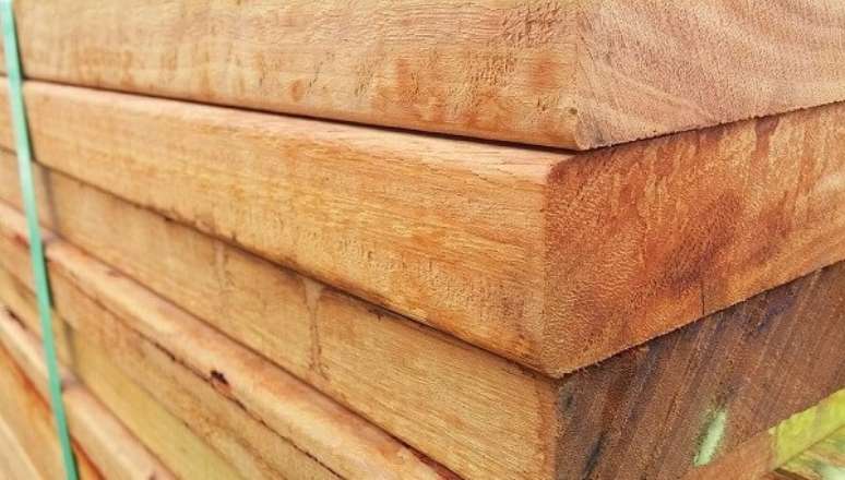 6. Tábuas e sarrafos de madeira podem ser usados em diferentes etapas de uma obra – Foto: Pinterest