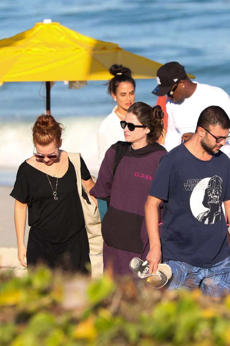 Thiaguinho and Fernanda Souza enjoy a day at the beach with their girlfriends