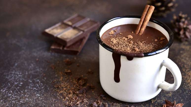 Chocolate quente com canela e noz-moscada –