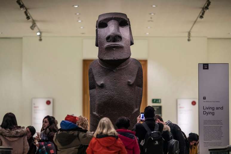A escultura Hoa Hakananai'a est&aacute; em Londres desde 1868, e j&aacute; foi pedida de volta pelos governantes da Ilha de P&aacute;scoa, mas continua exposta no Museu Brit&acirc;nico
