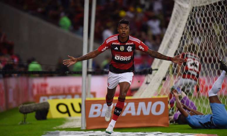Bruno Henrique comemorando o gol com passe de Arrascaeta &ndash;
