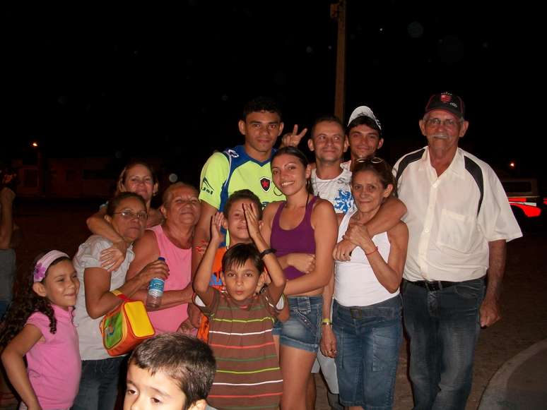 Tiquinho com a fam&iacute;lia na &eacute;poca em que defendia o Botafogo/PB &ndash;