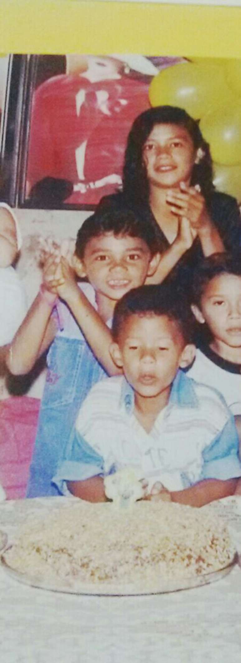 Tiquinho comemora o anivers&aacute;rio do amigo com a prima Adriana ao fundo &ndash;