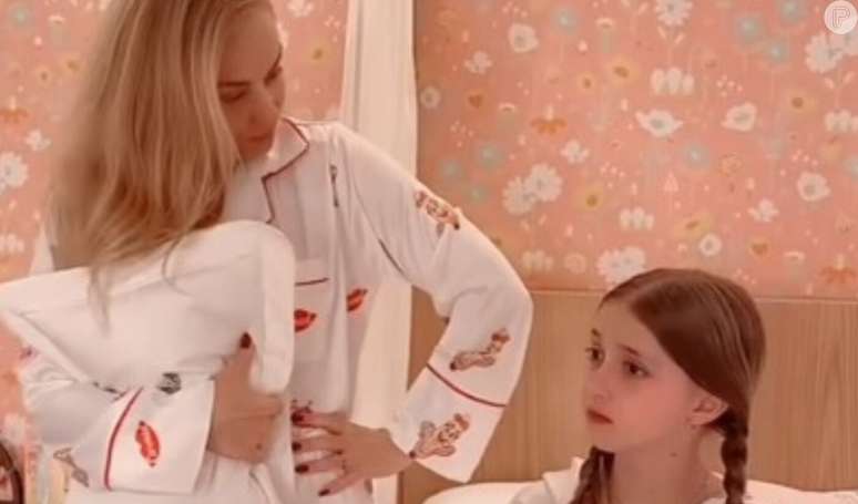 Ang&eacute;lica e a filha, Eva, divertiram a web com v&iacute;deo divertido.