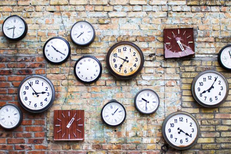 Equal hours can give birth to directions and reflections 