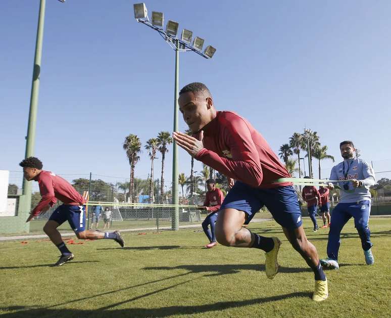 Natan, jogador do Red Bull Bragantino, de volta aos treinos. 
