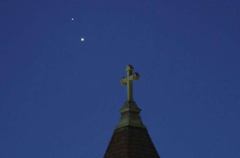 J&uacute;piter e Saturno vistos de Jersey City, em Nova Jersey, nos EUA