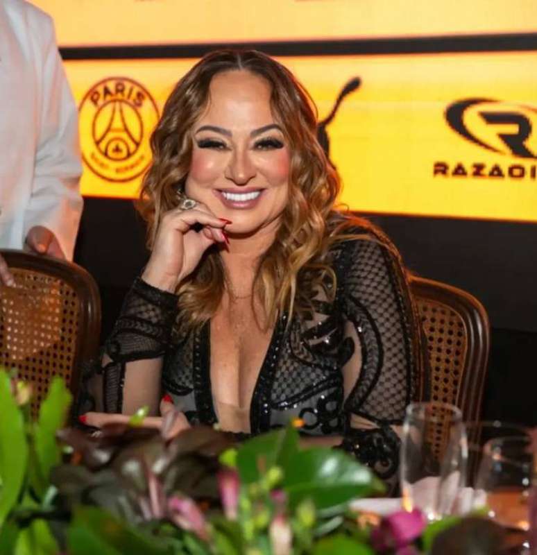 Nadine, m&atilde;e do Neymar, durante o leil&atilde;o beneficiente do jogador, em junho de 2023