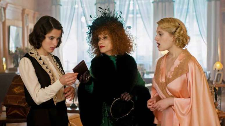 Isabelle Huppert, Rebecca Marder e Nadia Tereszkiewicz em 'O crime &eacute; meu'