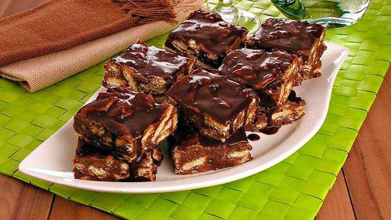 Palha italiana com calda de chocolate