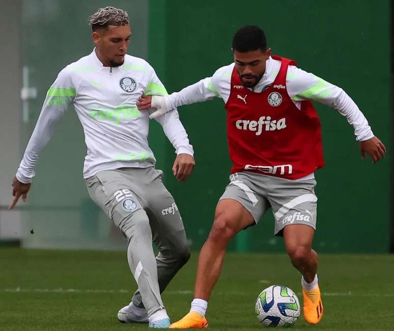 Rafael Navarro e Bruno Tabata em disputa de bola durante treino do Palmeiras &ndash;