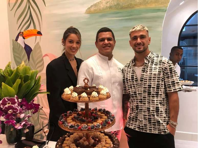 Arrascaeta na inaugura&ccedil;&atilde;o da confeitaria Rio Sucr&eacute;e &ndash;