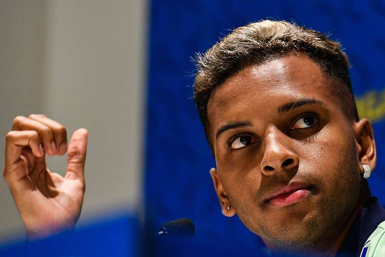 Rodrygo visits Santos CT, trains and sends a message to the fans