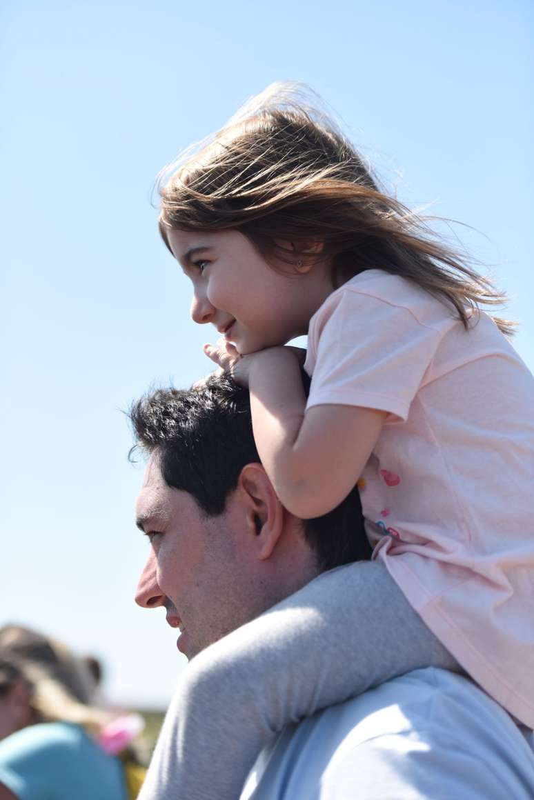 Athena e o pai, Daniel Silveira, são pessoas superinteligentes