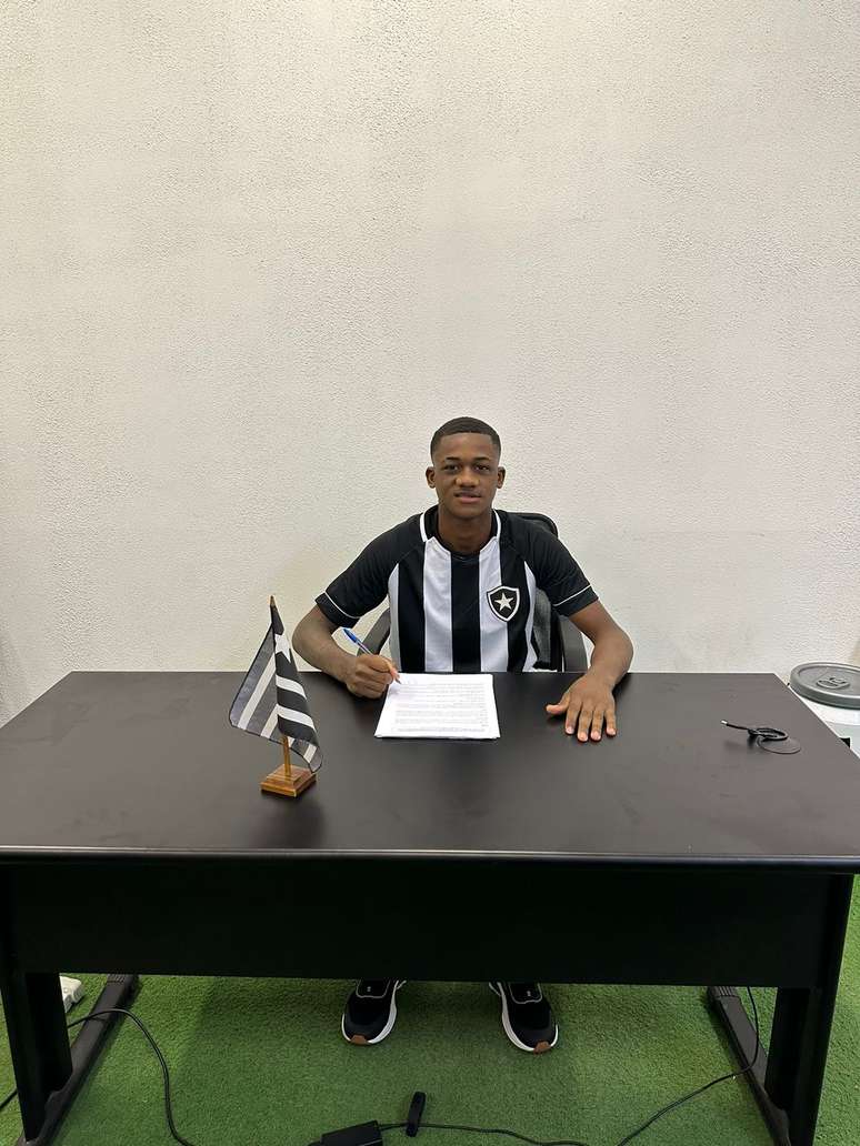 Dia da assinatura de contrato do Pepeu com o Fogão