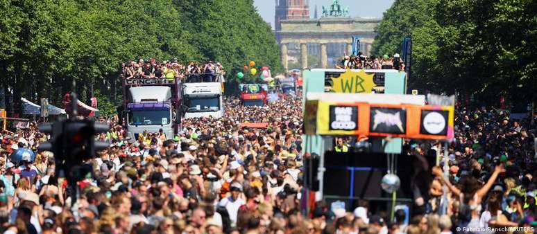 Planet Rave Crowd Rave the Planet: amantes do techno tomam ruas de Berlim